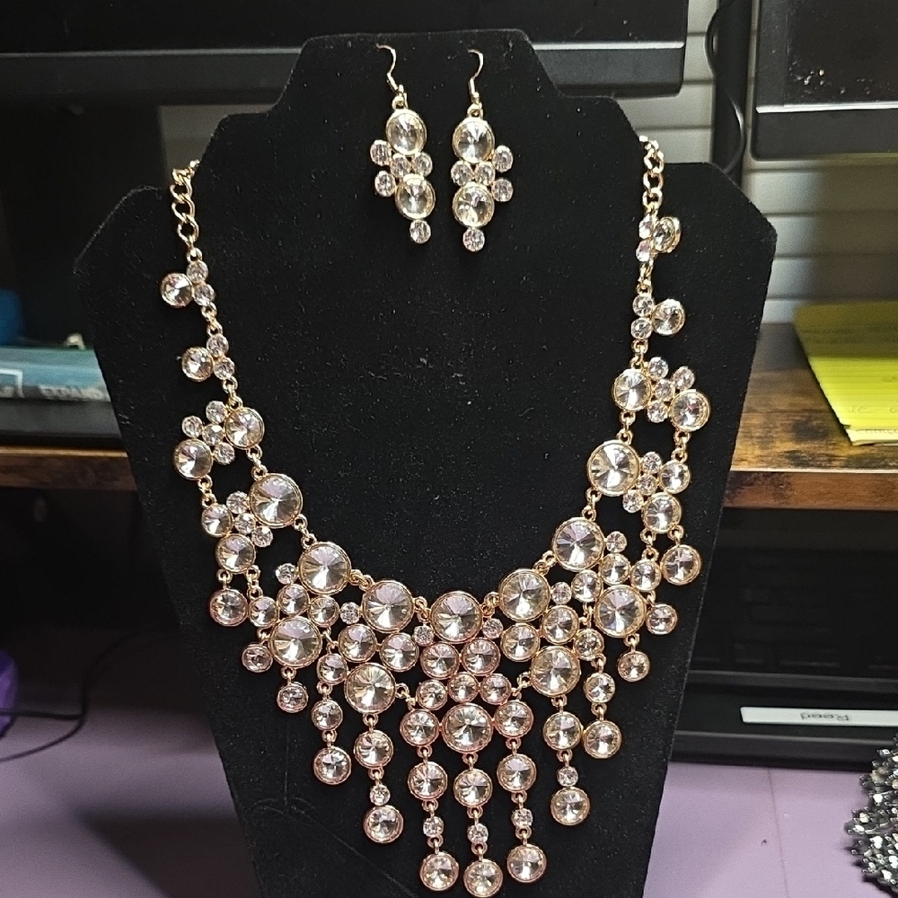 Elegant Gold Necklace and Earring Set